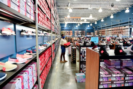 Customer Seen Buying Shoe Skechers de de contenido editorial - Imagen de stock |