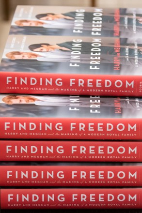 __COUNT__ imágenes de Finding Freedom, Biography of Prince Harry and ...