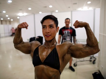 Thai Female Bodybuilder Flexes Her Muscles Editorial Stock Photo ...