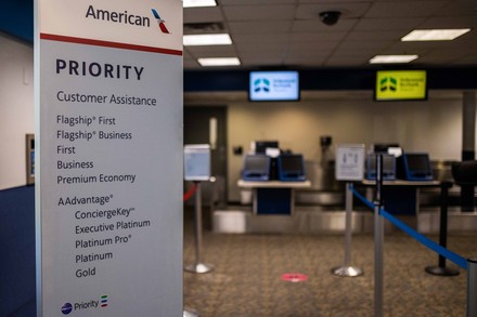 American Airlines Burbabnk Ticket Counters Amid Editorial Stock Photo -  Stock Image | Shutterstock