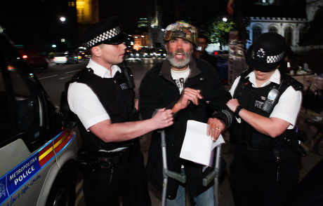 Brian Haw is arrested, Westminster, London, Britain - 30 Oct 2009