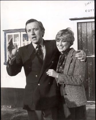 David Frost 1982 Peter Sellers' Widow Lynne Frederick Pictured With New Husband David Frost Outside His Suffolk Cottage Also Pictured Walking Toward His Green Bentley Television Presenter Pkt2316 - 159035