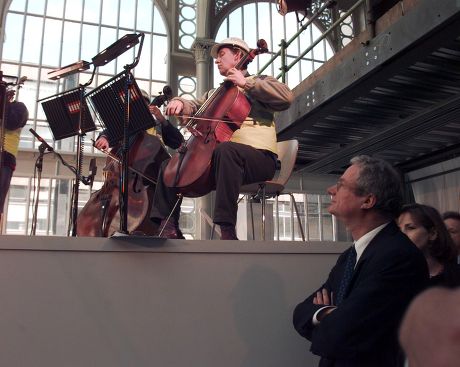 Mp Chris Smith (now Baron Smith Of Finsbury) Watches Royal Opera House Musicians At The Topping Out Ceremony At The Royal Opera House. Lord Smith