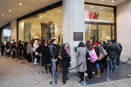 H&m / Customer Frenzy At H&m Oxford Circus Branch As The Roberto Cavelli Collection Goes On Sale. Customer Frenzy At Oxford Circus Branch As The Roberto Cavalli Collection Goes On Sale In H&m Stores Today A Collection By Roberto Cavalli For High Stre