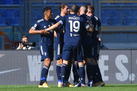 Cristiano Ronaldo Juventus Celebrating After Score Editorial Stock ...