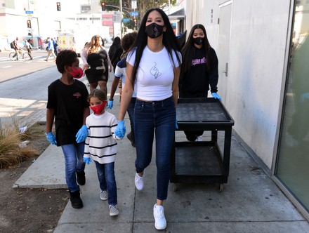 Kimora Lee Simmons and her 5 children hand out Thanksgiving meals to the homeless, Los Angeles, USA - 24 Nov 2020