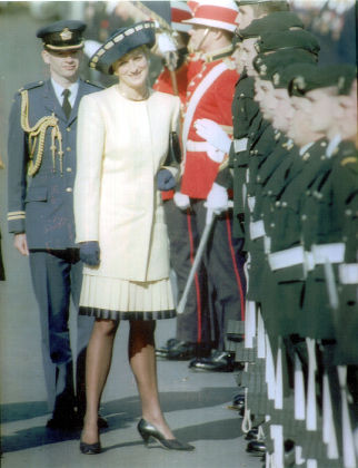 Princess Diana 1991 Princess Diana Inspecting Redaktionelles Stockfoto