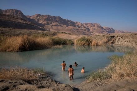 Naturist Campers Bathe Large Sinkhole Metsuke Redaktionelles Stockfoto