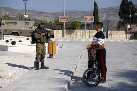 Israeli Army Stands Guard Israeli Settlers Editorial Stock Photo ...