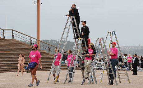 Spencer Tunick Gives Instructions Members Public Redaktionelles