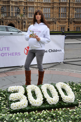 3,000 white roses in memory of mothers and babies who will lose their lives this weekend, London, Britain - 12 Mar 2010