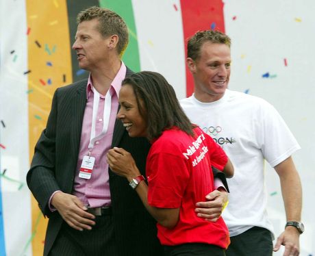 Steve Cram Dame Kelly Holmes And Danny Crates Celebrate In Trafalgar Square London Wc2 As The International Olympic Committee Announced That London Had Won Their Bid To Host The 2012 Olympic Games.