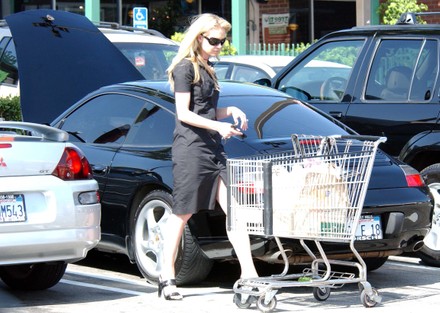 EXCLUSIVE: Portia Di Rossi does some shopping in West Hollywood, Ca, California, USA - 13 Apr 2004
