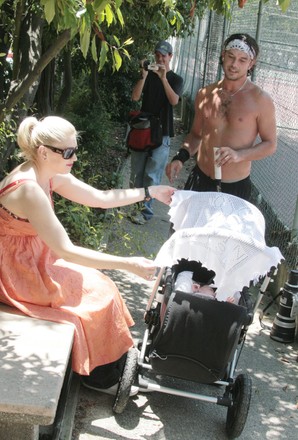 Gwen Stefani and husband Gavin Rossdale with new baby spend Father's Day in Los Feliz, Ca, California, USA - 18 Jun 2006