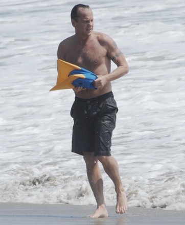 Keifer Sutherland enjoys the waves in Malibu, Ca, California, USA - 30 Aug 2008