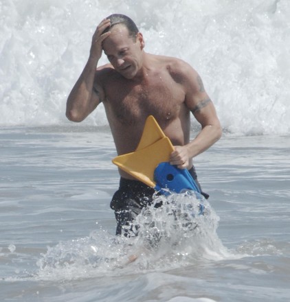 Keifer Sutherland enjoys the waves in Malibu, Ca, California, USA - 30 Aug 2008
