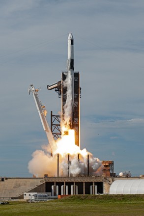 Spacex Falcon 9 Rocket Launches Dragon Editorial Stock Photo - Stock ...