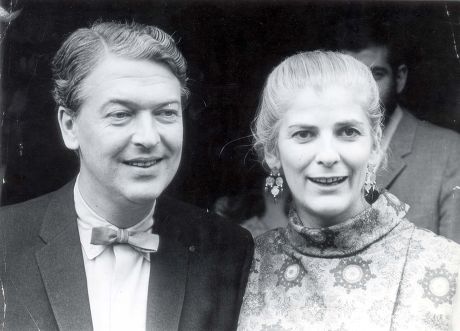 Author Kingsley Amis 29 June 1965. Leading Author Sir Kingsley Amis (dead) And His Bride Novelist Elizabeth Jane Howard After Their Wedding At St Marylebone Register Office In London - (now Divorced)... Authors Pkt2024 - 141357