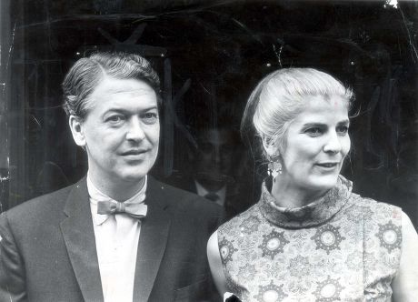 Author Kingsley Amis 29 June 1965. Leading Author Sir Kingsley Amis (dead) And His Bride Novelist Elizabeth Jane Howard After Their Wedding At St Marylebone Register Office In London - (now Divorced)... Authors Pkt2024 - 141358