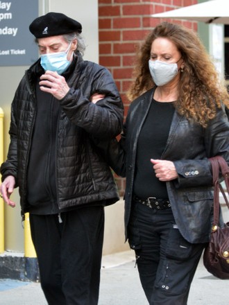 Exclusive - Richard Lewis and Joyce Lapinsky out and about, Los Angeles, California, USA - 11 Feb 2021
