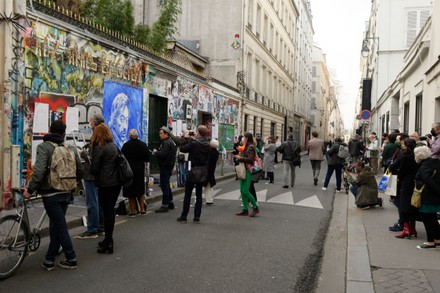 Crowd Pays Tribute Singer Serge Gainsbourg Editorial Stock Photo ...