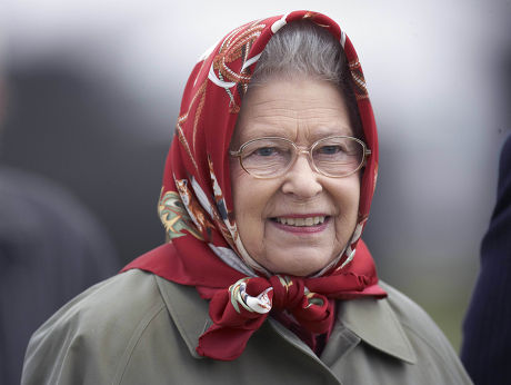 queen elizabeth ii fashion headscarves Stock Photos (Exclusive ...