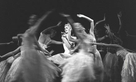 Swan Lake. Ballet performed by the Royal Ballet at the Royal Opera House, London, UK - 23 Mar 2000