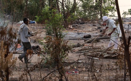Men Prepare Funeral Pyre Cremation Ground Editorial Stock Photo - Stock ...