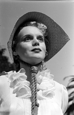 AMERICAN ACTRESS MARIE WILSON SWIMMING POOL Editorial Stock Photo ...