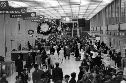Woman Talking Man Ohare International Airport Editorial Stock Photo