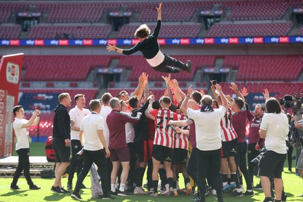 Brentford Fans Celebrate Winning Championship Trophy Editorial Stock ...