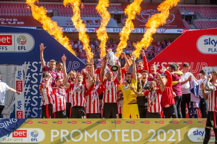 Brentford 20 Brentford Players Staff Lift Editorial Stock Photo - Stock ...