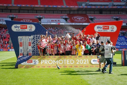 Brentford 20 Brentford Players Staff Lift Editorial Stock Photo - Stock ...