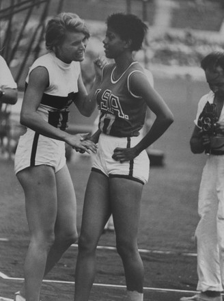 Athlétisme Heinerle l'escadron allemand 4 x 100 m Jutta Heine non collé