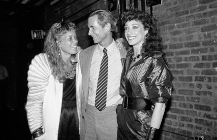(L-R) Photographer Berry Berenson and husband, actor Anthony Perkins, w. her sister, actress Marisa Berenson, at film premiere of Hopkins' "Psycho II."