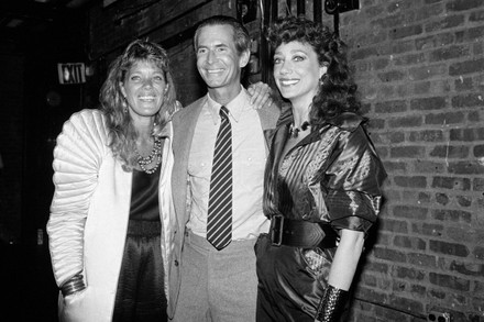 (L-R) Photographer Berry Berenson and husband, actor Anthony Perkins, w. her sister, actress Marisa Berenson, at film premiere of Hopkins' "Psycho II."