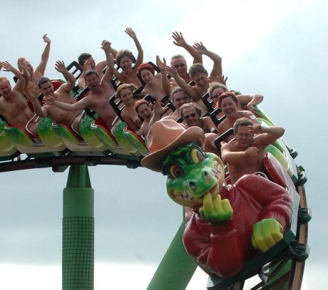 Participants Getting On Rollercoaster Redaktionelles Stockfoto