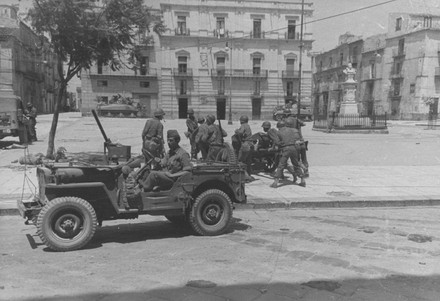 20 Us soldiers in sicily Stock Pictures, Editorial Images and Stock ...