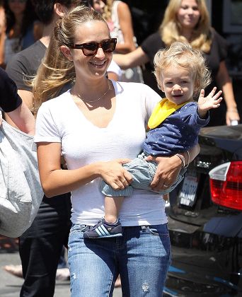 Tobey Maguire and family out and about in West Hollywood, Los Angeles, America - 14 Aug 2010