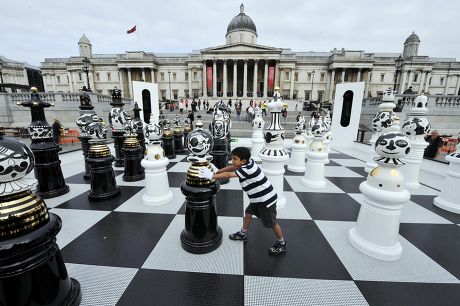 Launching The Design Festival 2009 The Tournament An Installation By Designer Jamie Hayon Of A Giant Chess Set In Trafalgar Square Today. Also Chess Champion And Egghead Cj De Mooi With Anish Ramakrishnan 9yrs. Pictures By Glenn Copus