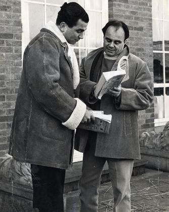 Prince Aly Khan Is Seen Talking To Sir Evelyn Robert De Rothschild At Newmarket. Prince Ali Solomone Aga Khan The Son Of The Aga Khan Iii And The Father Of Aga Khan Iv He Died 12/5/1960 At The Age Of 49.