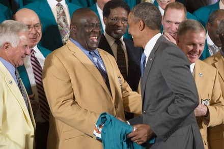 President Barack Obama (L) receives a commemorative jersey from