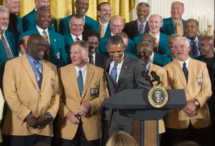 Obama welcomes undefeated '72 Dolphins to the White House 