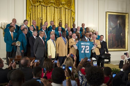 President Barack Obama (L) receives a commemorative jersey from