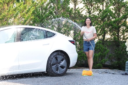 Exclusive - Katie Lee Biegel washing her car in her driveway, The Hamptons, New York, USA - 29 Aug 2021