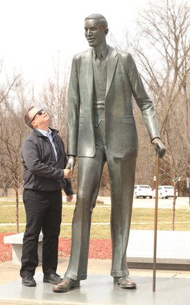 Visitor Lifesize Statue Robert Pershing Wadlow Editorial Stock Photo ...