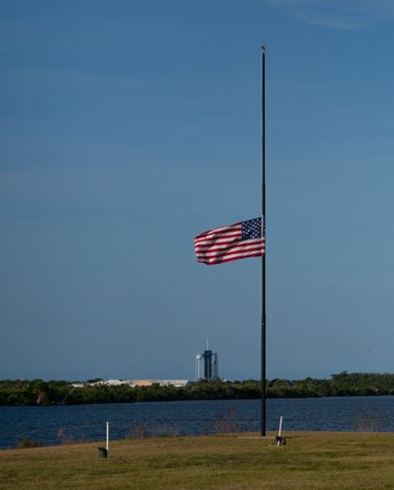 250 American flag lowered half staff Stock Pictures, Editorial Images ...