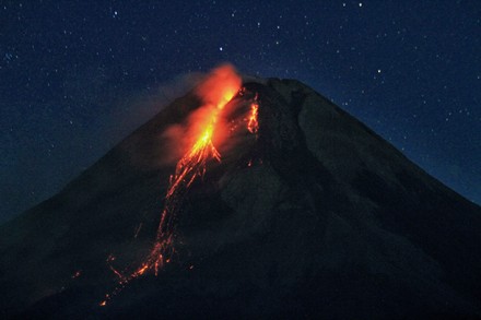 __COUNT__ Mount Merapi volcano eruption, Kaliurang Selatan Village ...