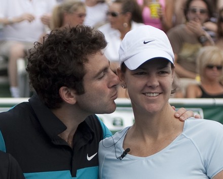 UNITED STATES - NOVEMBER 08:  Famous retired tennis pro Justin Gimelstob about to kiss former World No.1 tennis pro, top ranked Lindsay Davenport, at the 2009 Chris Evert/Raymond James Pro-Celebrity Tennis Classic at the Delray Beach Tennis Center. The Cla