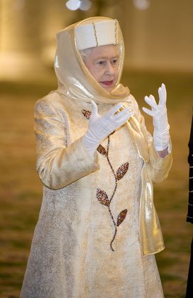 Queen Elizabeth II visits the Sheikh Zayed Grand Mosque, Abu Dhabi ...